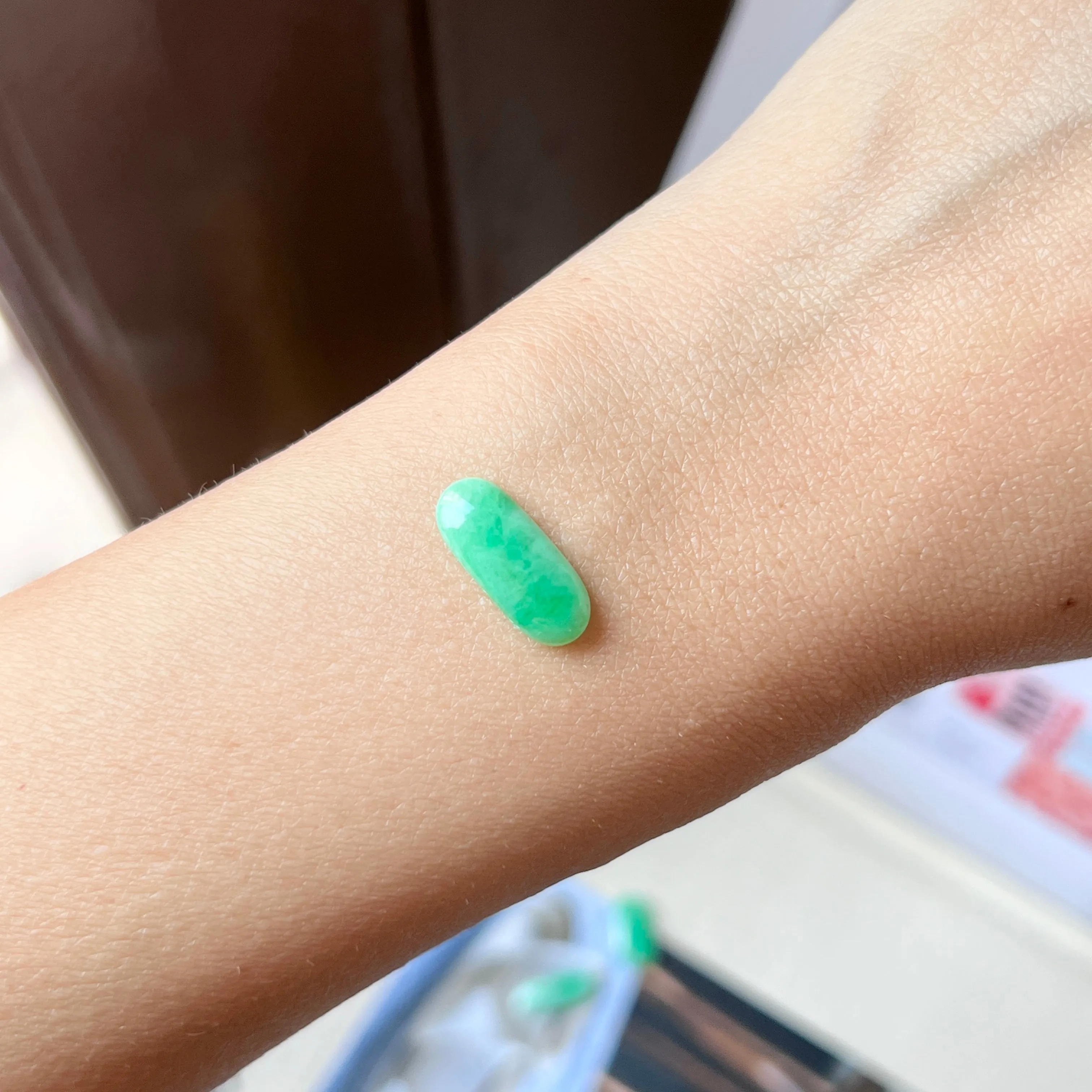Natural A-Grade Apple Green Jadeite Saddle Piece, 3.15 cts, Item No.130424