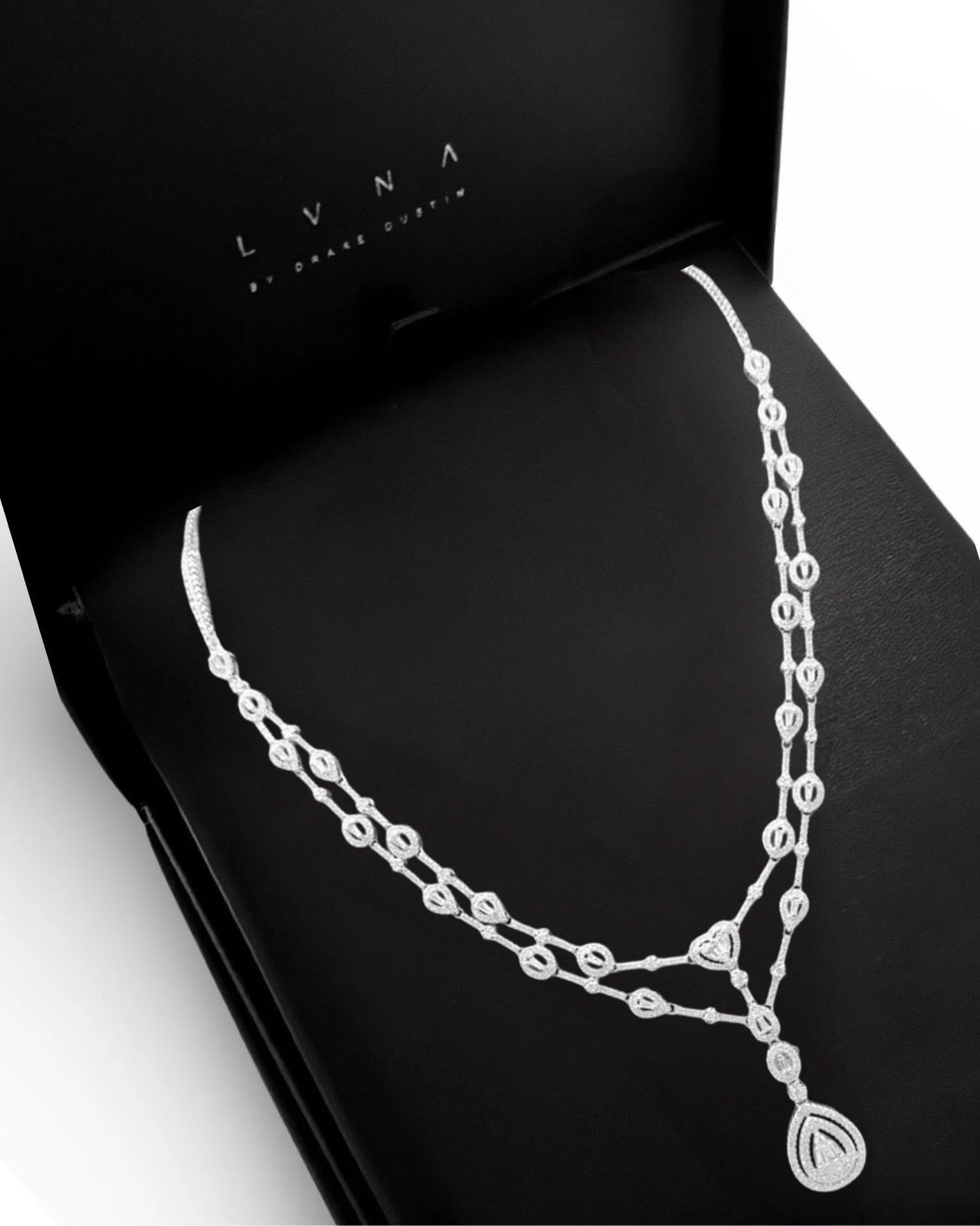 #LVNA2024 |  Grand Cluster Shape Diamond Necklace 18kt