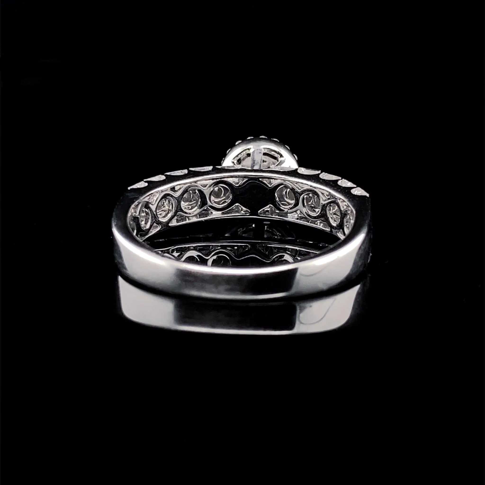#LVNA2024 | Invisible Round Halo Baguette Diamond Ring 18kt