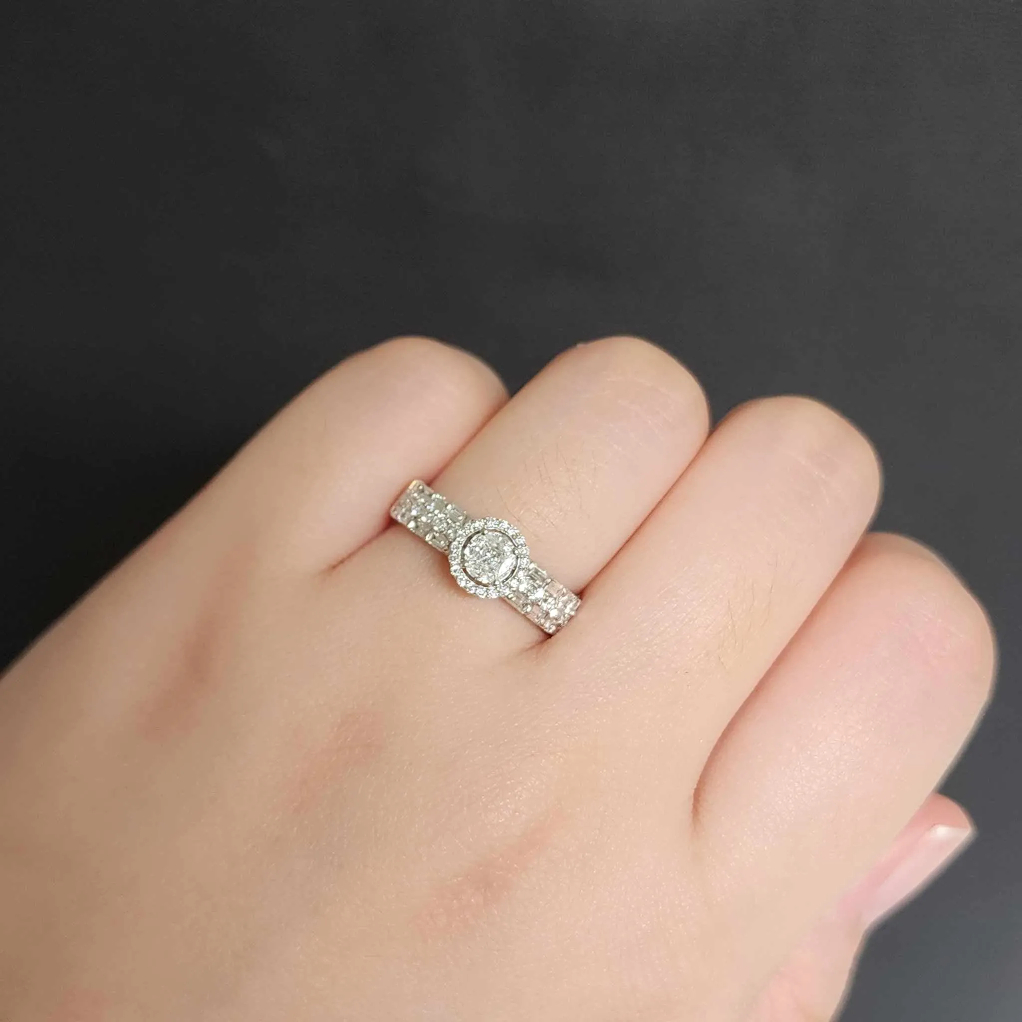 #LVNA2024 | Invisible Round Halo Baguette Diamond Ring 18kt