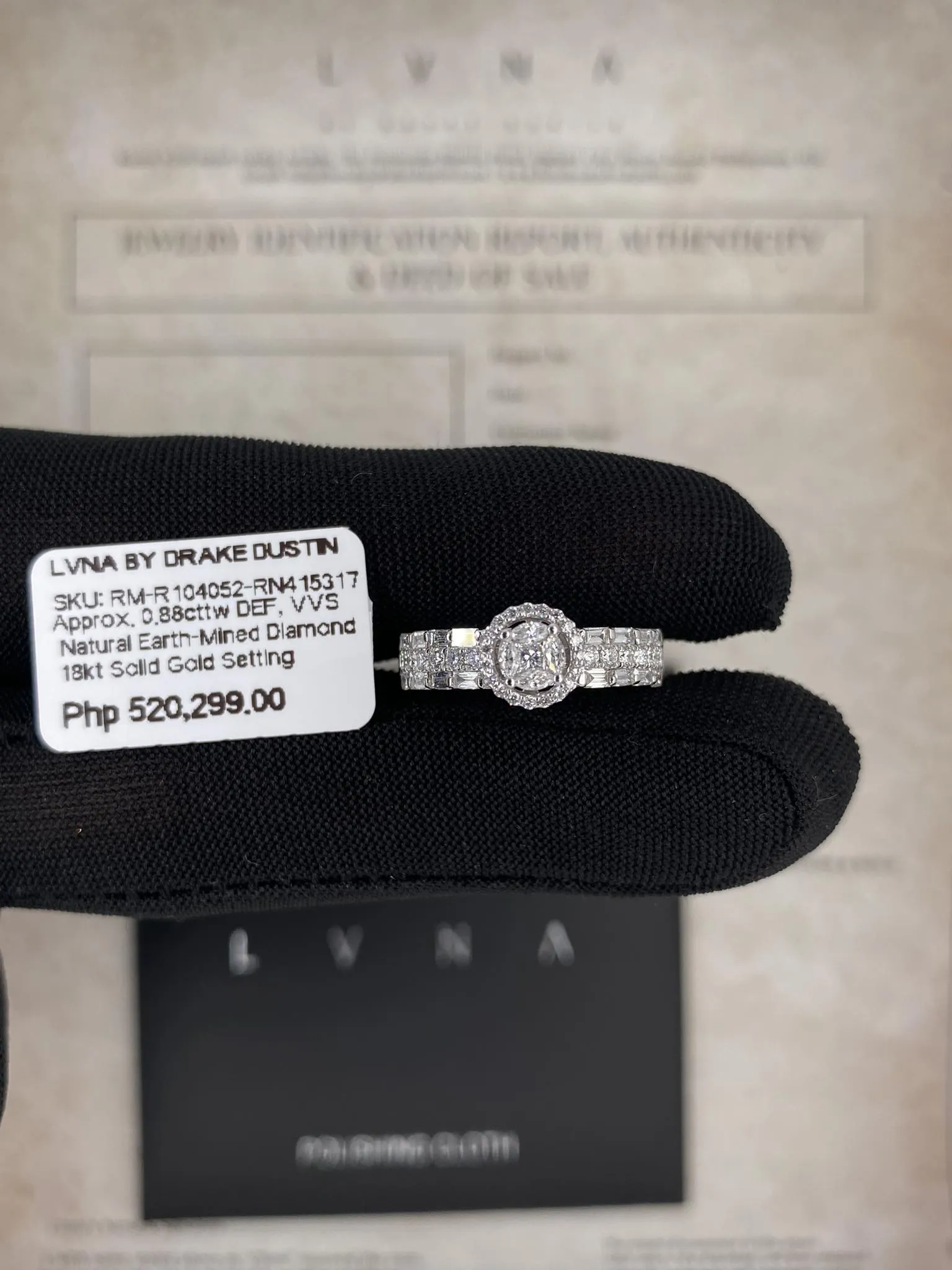 #LVNA2024 | Invisible Round Halo Baguette Diamond Ring 18kt