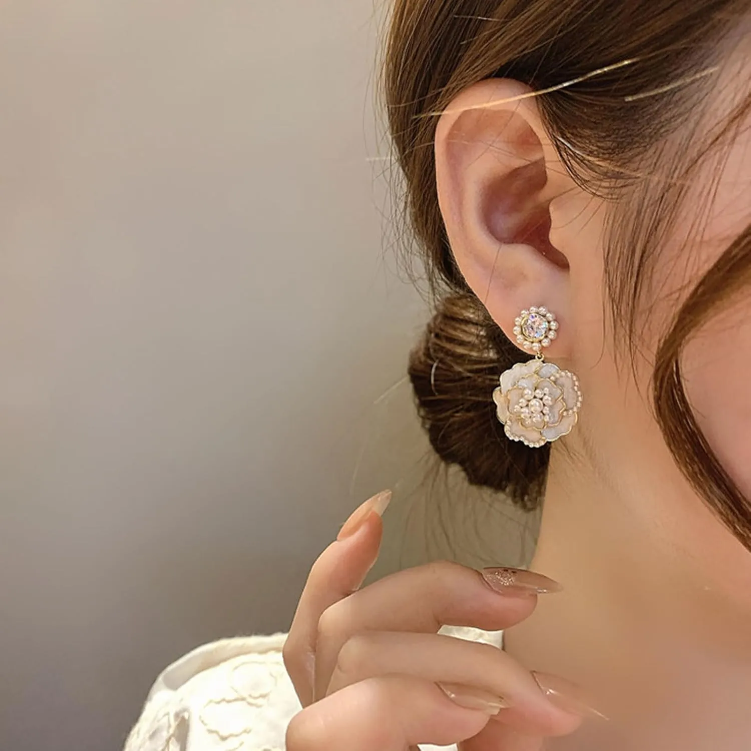 Pearl Flower Earrings for Women Tulip Earrings Elegant Statement Jewelry Trendy Spring Floral Dangle Accessories Lightweight Comfortable Gift